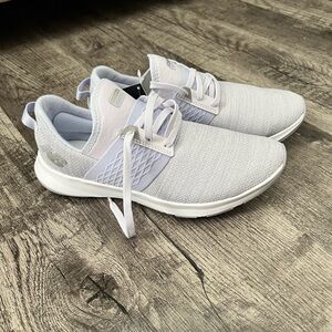 New balance tennis shoes
